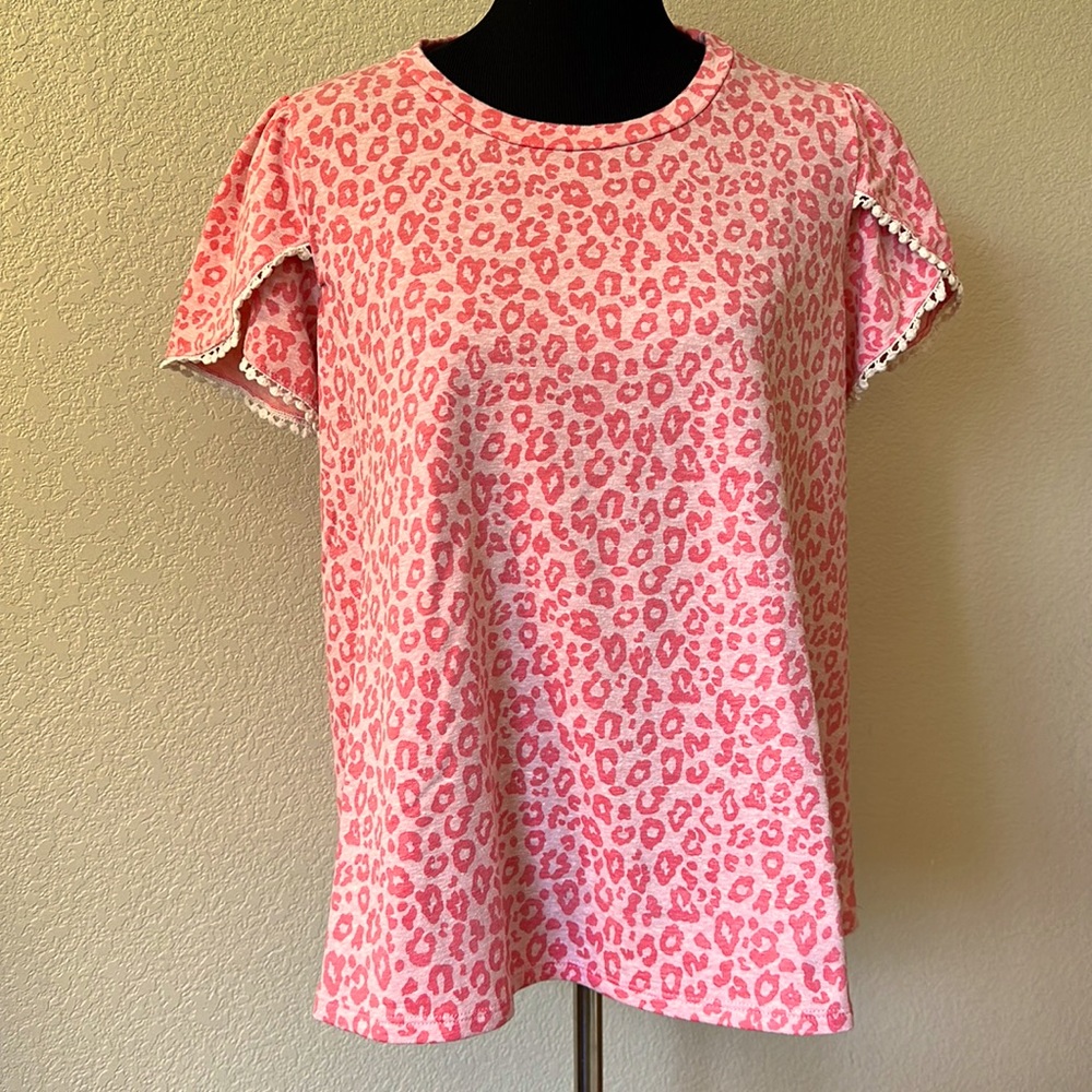 🌞Fun flowy top with on trend puffy decorated sleeves